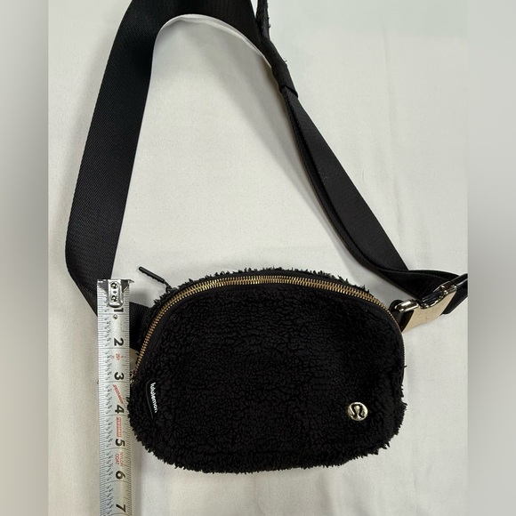 lululemon athletica Black Sherpa Crossbody Belt Bag - Picture 2 of 16
